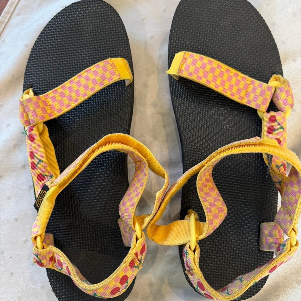 New yellow cherry print Teva sandals rare size 13